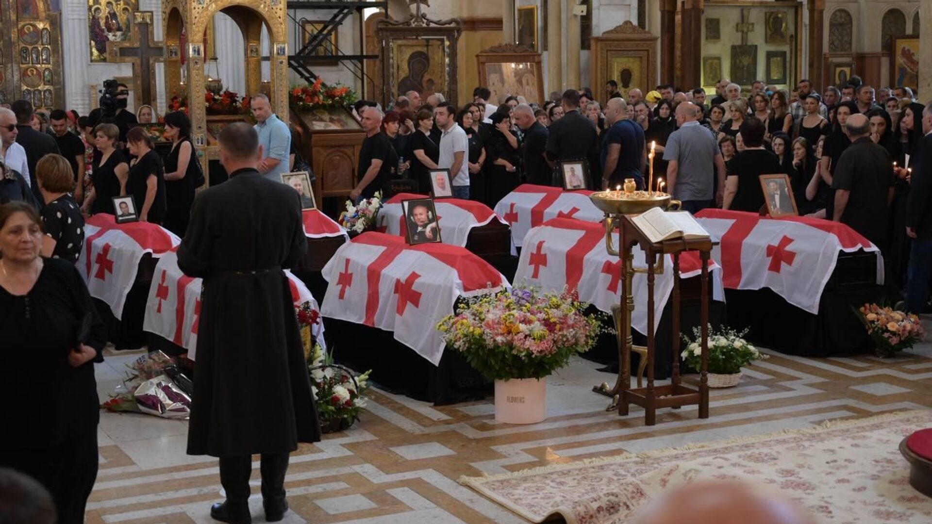 Траурная церемония в храме Самеба и прощание с погибшими в результате авиакатастрофы - Sputnik Грузия, 1920, 02.08.2022