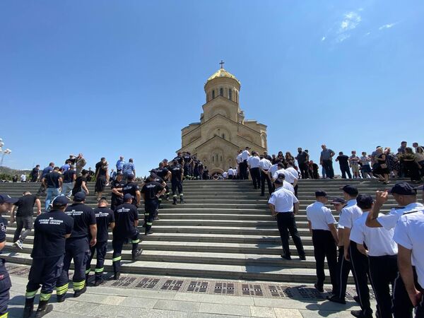 Прощание с погибшими в результате авиакатастрофы в Гудаури прошло в кафедральном соборе Святой Троицы Самеба - Sputnik Грузия