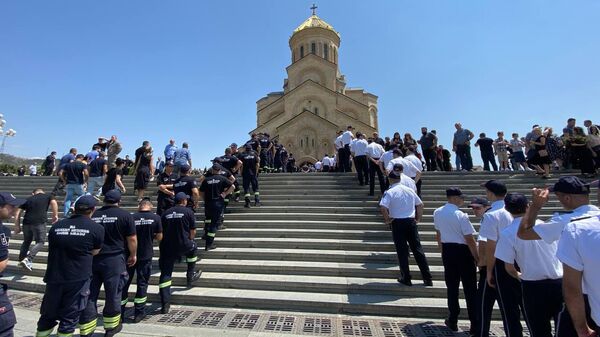 Траурная церемония в храме Самеба и прощание с погибшими в результате авиакатастрофы - Sputnik Грузия