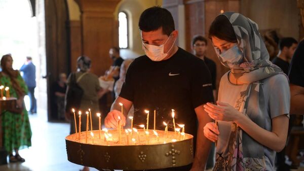 Церковная служба - верующие ставят свечи - Sputnik Грузия