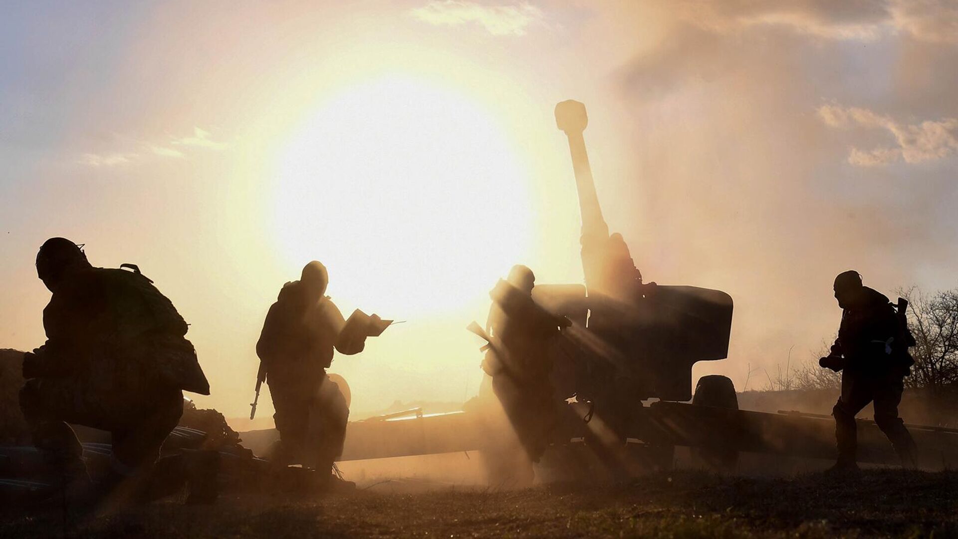 Артиллеристы ведут огонь по позициям ВСУ из 152-мм гаубицы Мста-Б в Луганской области - Sputnik Грузия, 1920, 05.08.2022