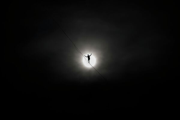 Французский канатоходец Натан Полен идет по слэклайну длиной 950 метров, пройдя 50 метров над Женевским озером между правым и левым берегами Женевы во время мероприятия, посвященного Национальному дню Швейцарии - Sputnik Грузия