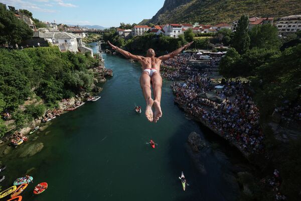 Дайвер прыгает со Старого моста во время 456-го традиционного ежегодного соревнования по хайдайвингу в Мостаре, Босния - Sputnik Грузия