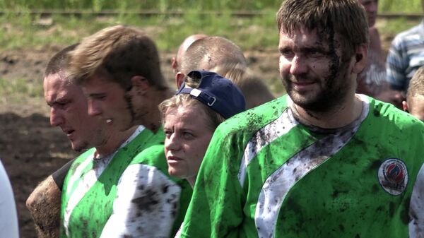 Грязно и весело: как в Беларуси играют в болотный футбол – видео - Sputnik Грузия