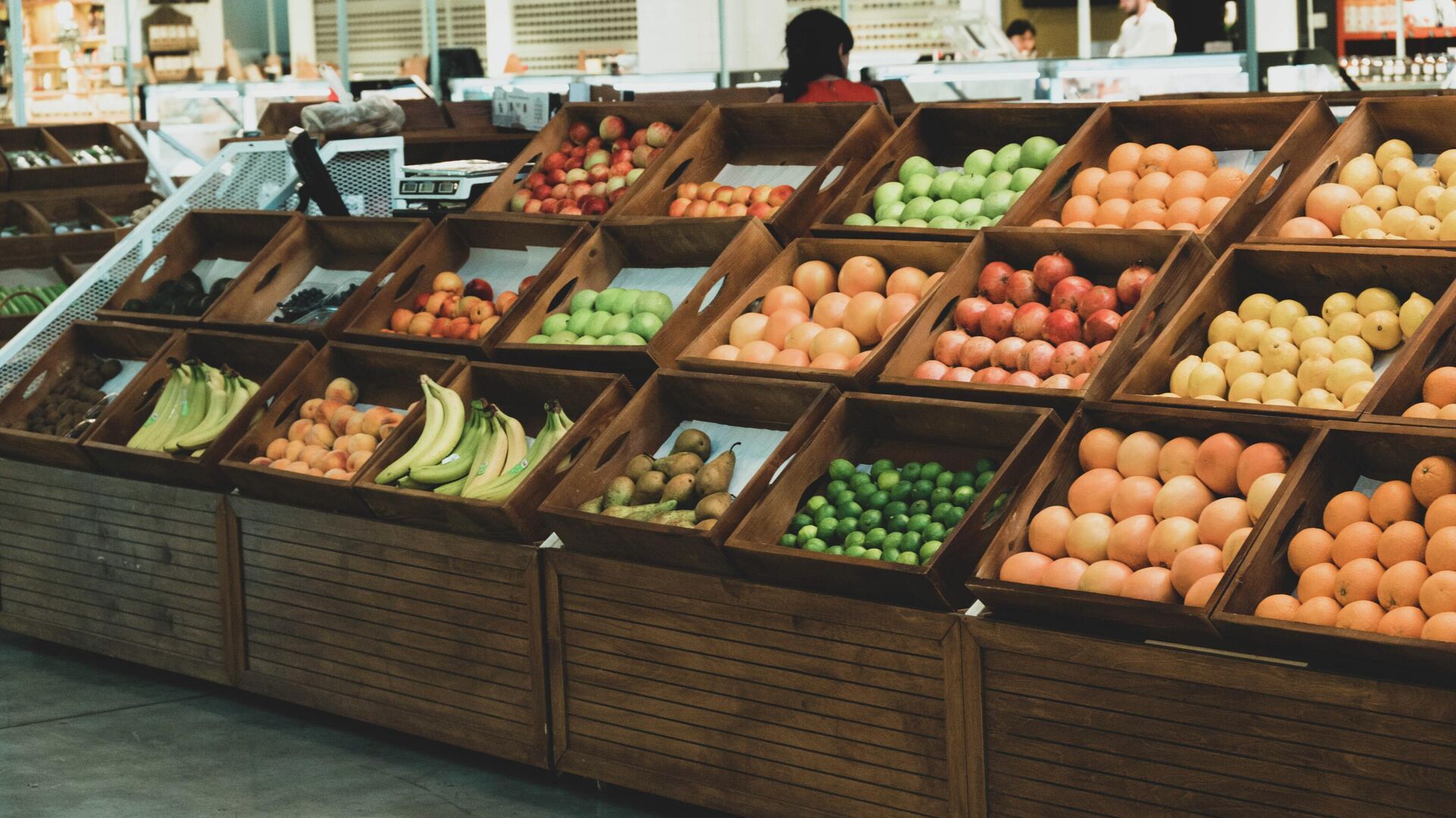 Торговля овощами и фруктами в торговом центре Базар на Орбелиани - Sputnik Грузия, 1920, 13.06.2023