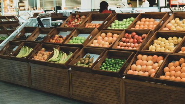 Торговля овощами и фруктами в торговом центре Базар на Орбелиани - Sputnik Грузия