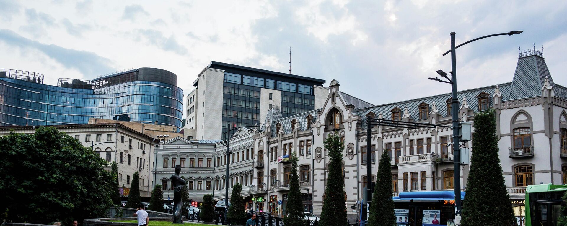 Вид на город Тбилиси, на улицу Пушкина и спуск к Бараташвили - Sputnik Грузия, 1920, 14.02.2026