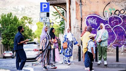 Туристы с Ближнего Востока в центре столицы Грузии