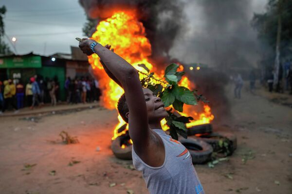 Сторонники лидера кенийской оппозиции Раила Одинги сжигали деревья в районе Кибера в Найроби, выкрикивая &quot;Нет Раила, нет мира!&quot; - Sputnik Грузия