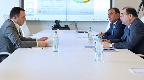 Премьер-министр Ираклий Гарибашвили и глава Минобразования Михаил Чхенкели обсуждают проеткт строительства и ремонт 800 школ - Sputnik Грузия