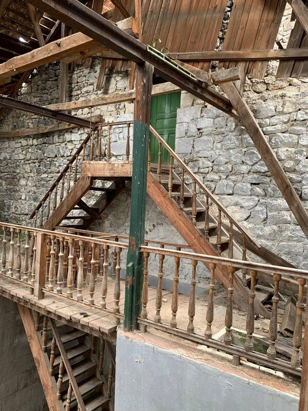 Это лестницы, ведущие на третий ярус винодельни, где располагались административные помещения. Лестницы в ветхом состоянии и по ним рискованно подниматься - Sputnik Грузия