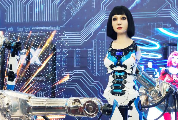На выставке можно увидеть как человеко-, так и звероподобных роботов, промышленных и сервисных - Sputnik Грузия