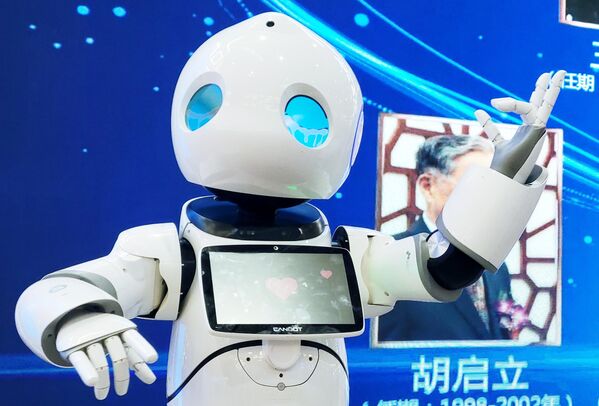 Робот CanBot на одном из стендов на Всемирной конференции робототехники  в Пекине - Sputnik Грузия