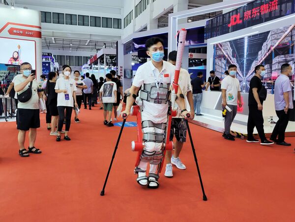 Посетители на Всемирной конференции робототехники  в Пекине - Sputnik Грузия