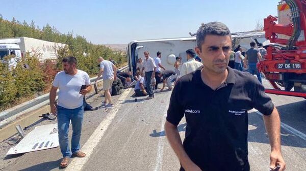 Перевернутый автобус на дороге в Турции - Sputnik Грузия