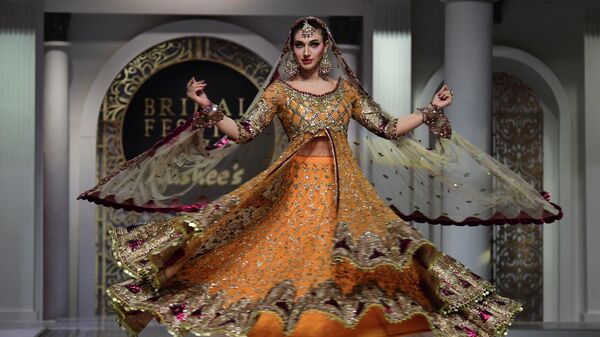 Модель на модном показе Свадебный праздник дизайнера Kashee's в Карачи, Пакистан - Sputnik Грузия
