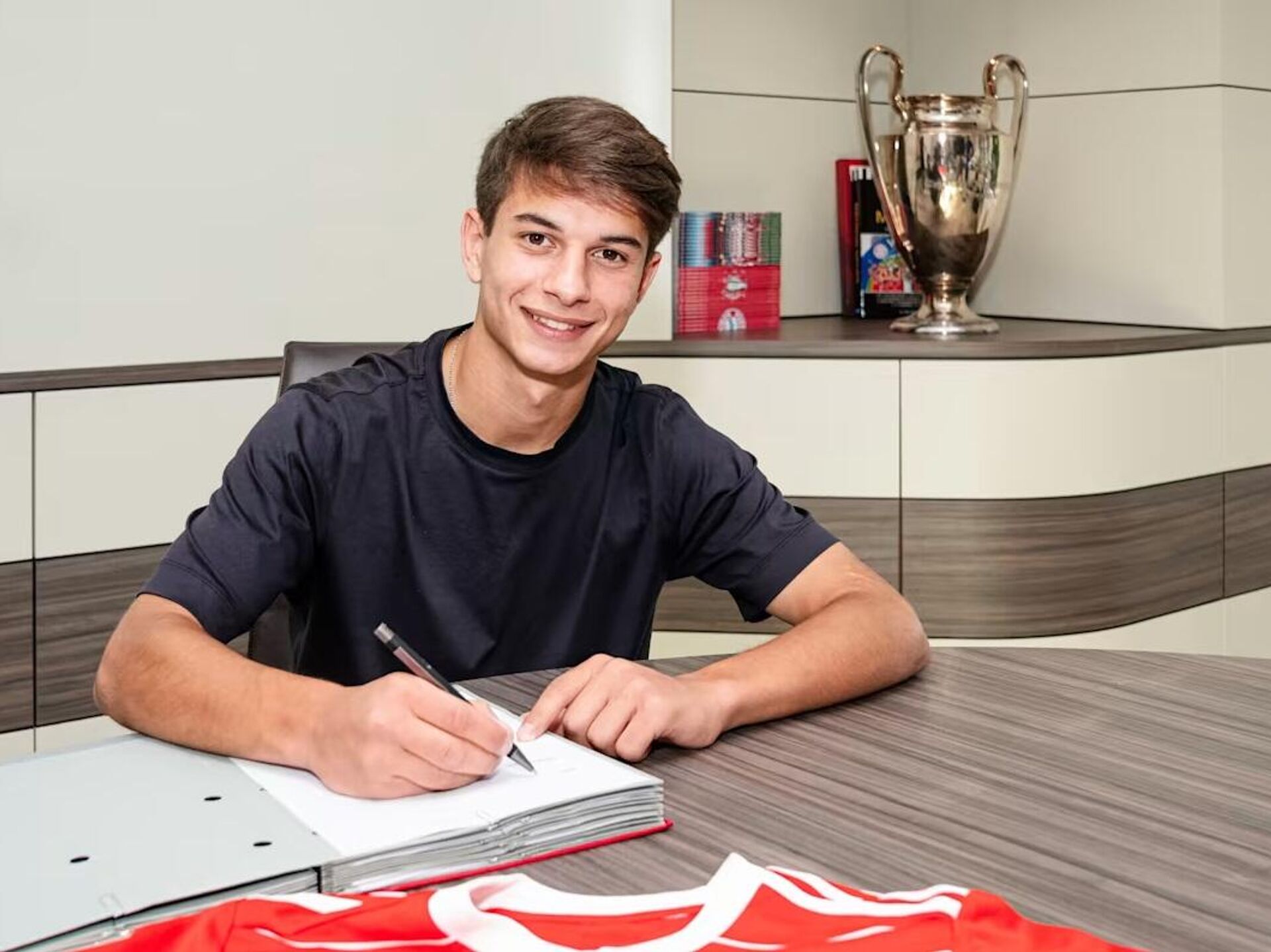 Новости возможные трансферы. Футболист подписывает контракт. Бавария подписывает контракт.