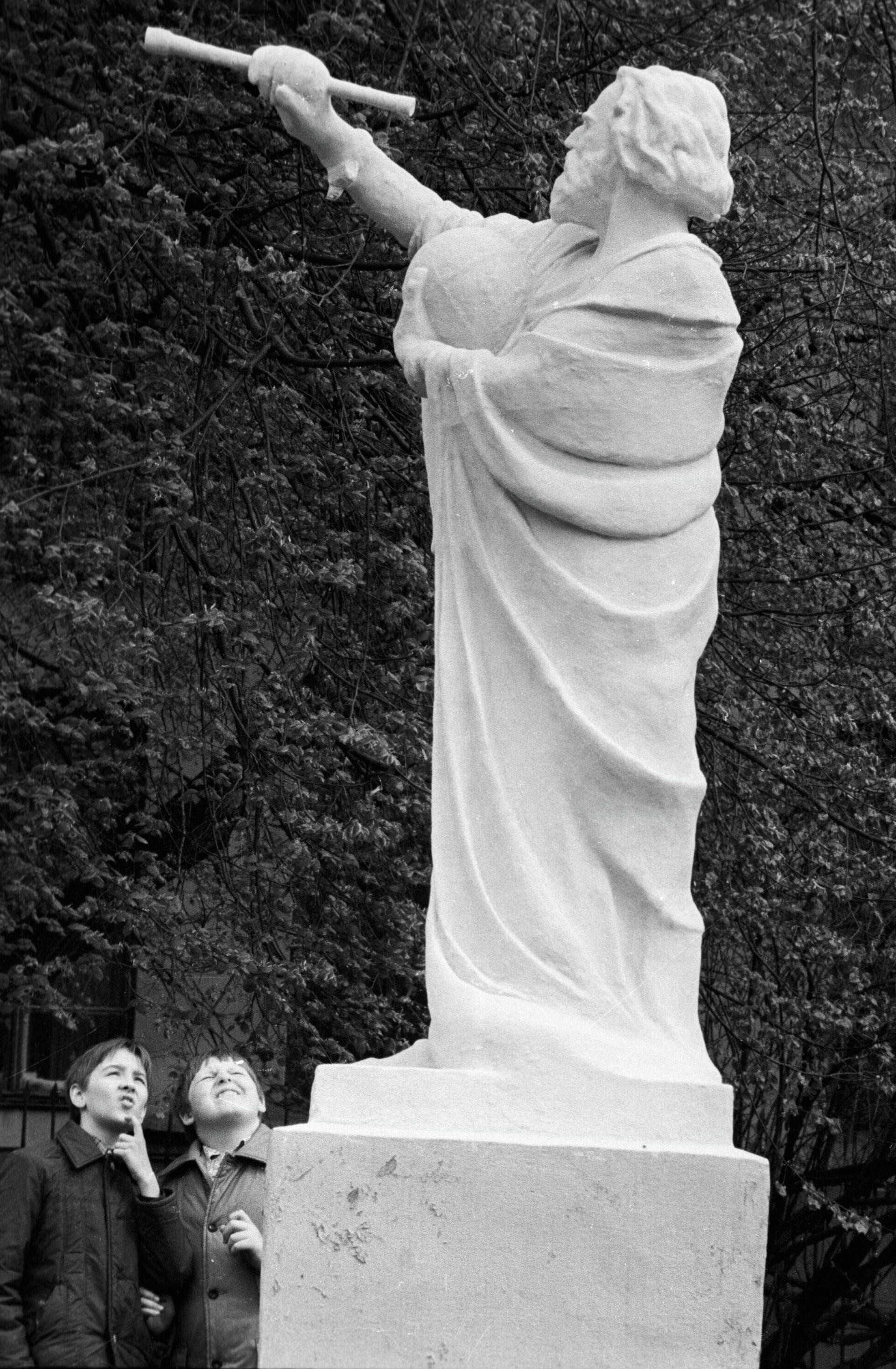 Памятник Галилео Галилею у здания Московского планетария - Sputnik Грузия, 1920, 24.08.2022