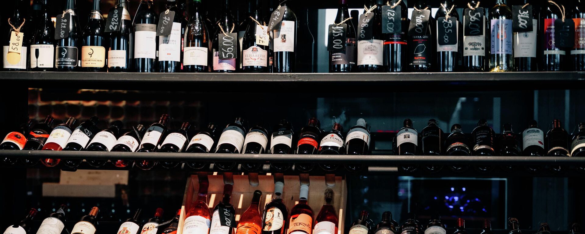 Грузинские вина. Алкогольная продукция в магазине - Sputnik Грузия, 1920, 07.04.2026