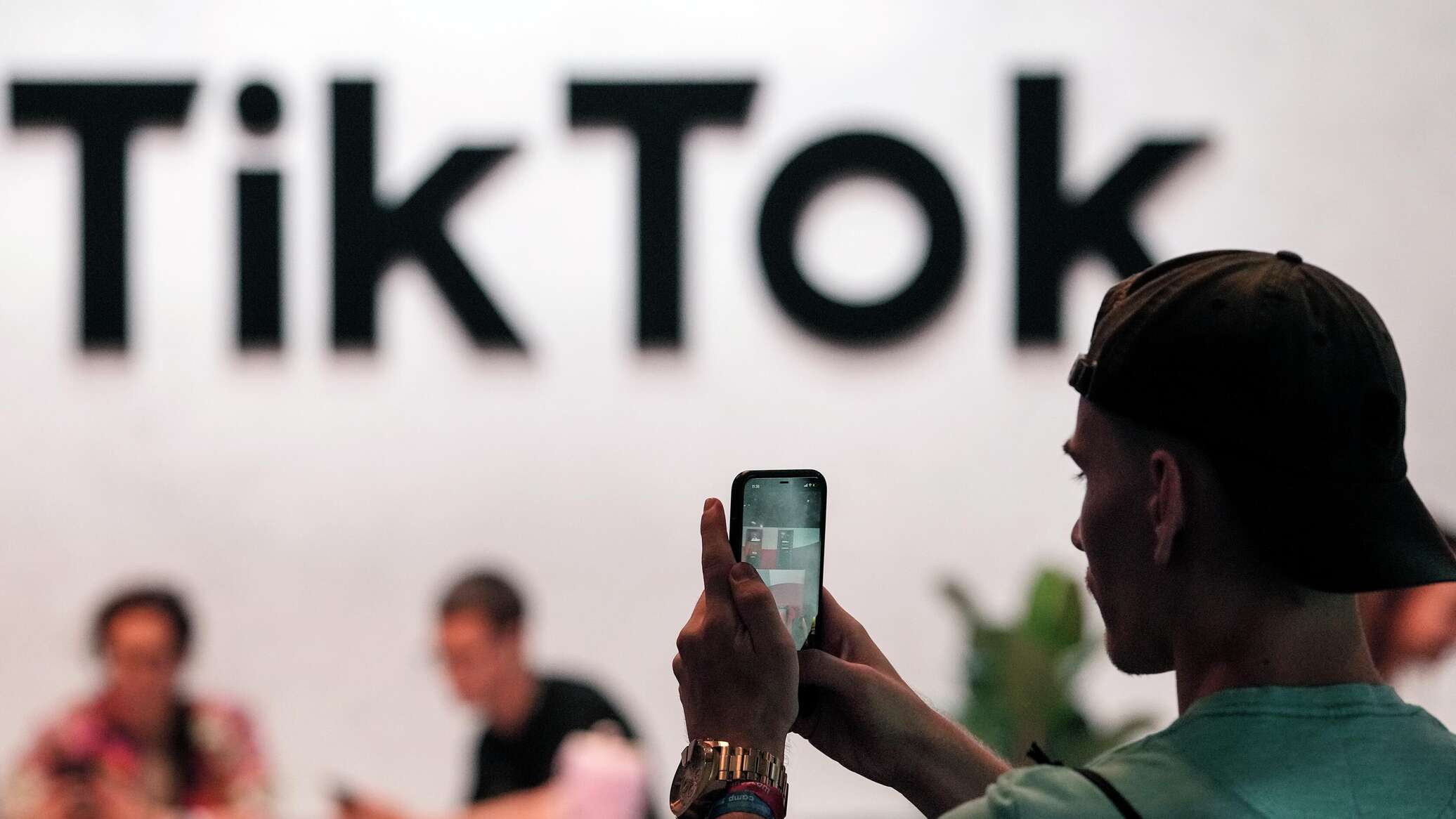 Грузинский кавер песни Italo Disco покорил просторы TikTok - 18.11.2023,  Sputnik Грузия