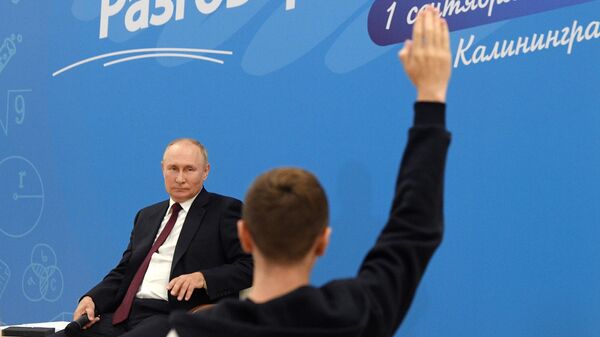 Президент РФ Владимир Путин проводит открытый урок Разговор о важном в Калининграде - Sputnik Грузия