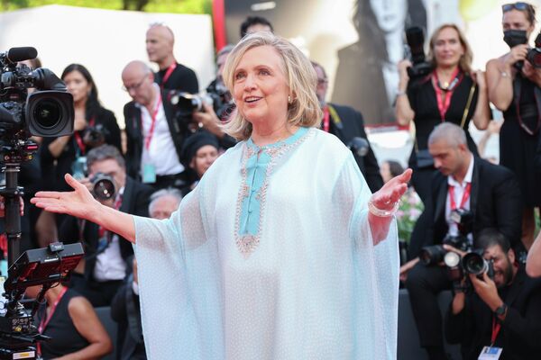 Бывший госсекретарь США Хиллари Клинтон также прибыла на фестиваль в Венеции - Sputnik Грузия