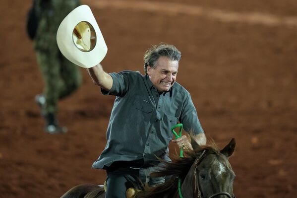 ბრაზილიის პრეზიდენტი ჟაირ ბოლსონარუ ჯირითობს საერთაშორისო ფესტივალზე Barretos Rodeo, ბრაზილია - Sputnik საქართველო