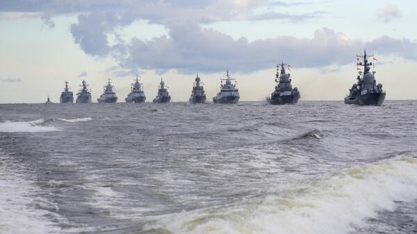 Корабли ВМФ РФ в кильватерном строю на Главном военно-морском параде в честь Дня ВМФ РФ в Кронштадте - Sputnik Грузия