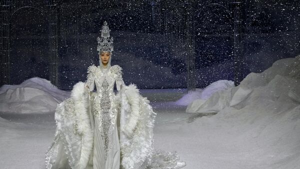 Модель представляет творение китайского дизайнера Сюн Ин во время Недели моды в Пекине  - Sputnik Грузия