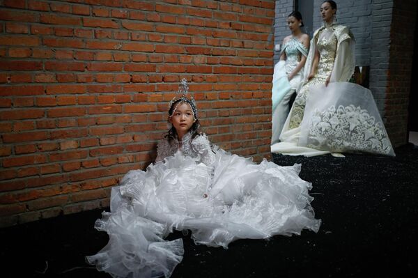 Модель представляет творение китайского дизайнера Сюн Ин во время Недели моды в Пекине - Sputnik Грузия