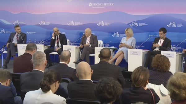 Информационная война с Западом: Захарова и Киселев на сессии ВЭФ - Sputnik Грузия