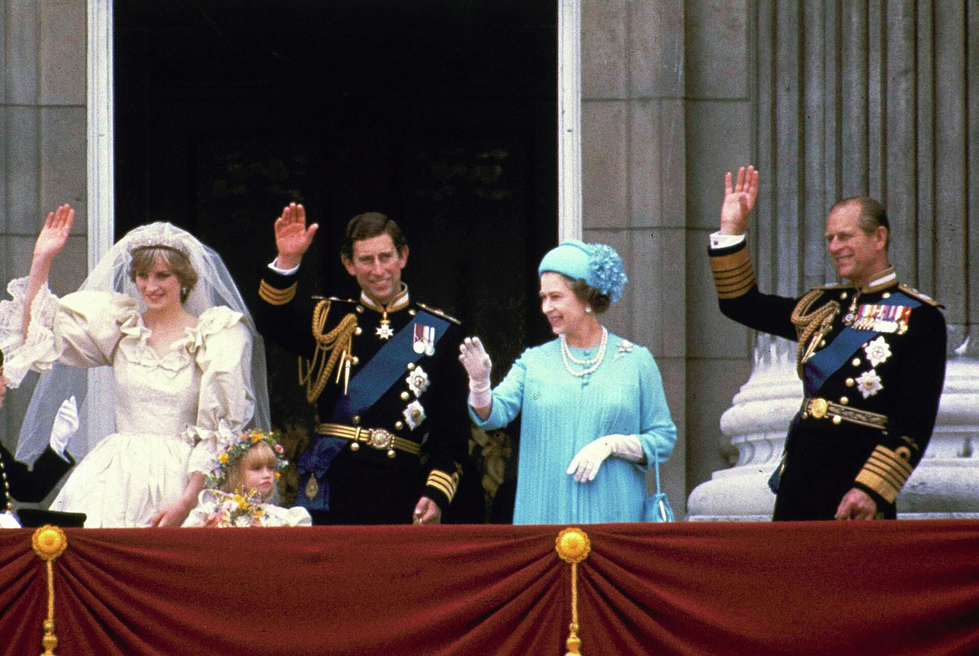 Принц Чарльз и его невеста Диана, принцесса Уэльская, и его родители, королева Елизавета II и принц Филипп, на балконе Букингемского дворца в Лондоне, 1981 год - Sputnik Грузия, 1920, 19.09.2022