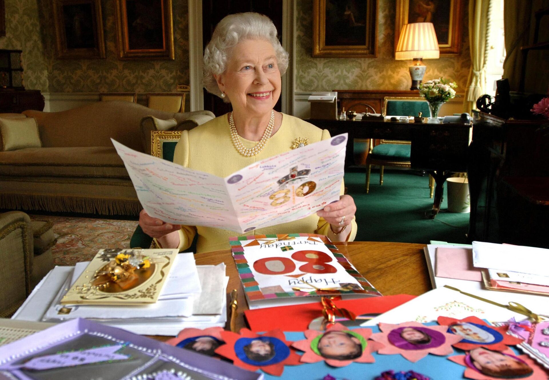 Королева Великобритании Елизавета II рассматривает открытки, присланные ей на ее 80-летие, в Букингемском дворце, 2006 год - Sputnik Грузия, 1920, 12.09.2022