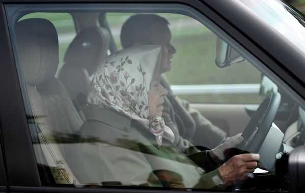 Кроме того, она - единственный человек в Соединенном Королевстве, которому было разрешено ездить без водительского удостоверения. Она самостоятельно управляла автомобилем до 93 лет - Sputnik Грузия