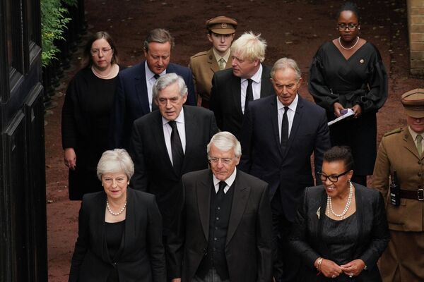 დიდი ბრიტანეთის ყოფილი პრემიერ-მინისტრები - ტერეზა მეი, ჯონ მეიჯორი, გორდონ ბრაუნი, ტონი ბლერი, დევიდ კემერონი და ბორის ჯონსონი ტახტზე ასვლის ცერემონიაზე - Sputnik საქართველო