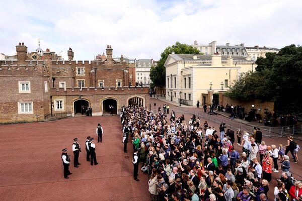 Толпа собирается у Сент-Джеймсского дворца в Лондоне - Sputnik Грузия