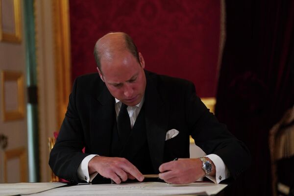 Британский принц Уильям подписывает присягу на церемонии провозглашения монарха Карла III  - Sputnik Грузия