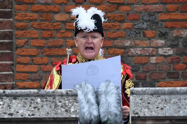 Герольдмейстер Дэвид Вайнс Уайт читает воззвание нового короля Великобритании, короля Карла III, с балкона монастырского двора Сент-Джеймсского дворца в Лондоне - Sputnik Грузия