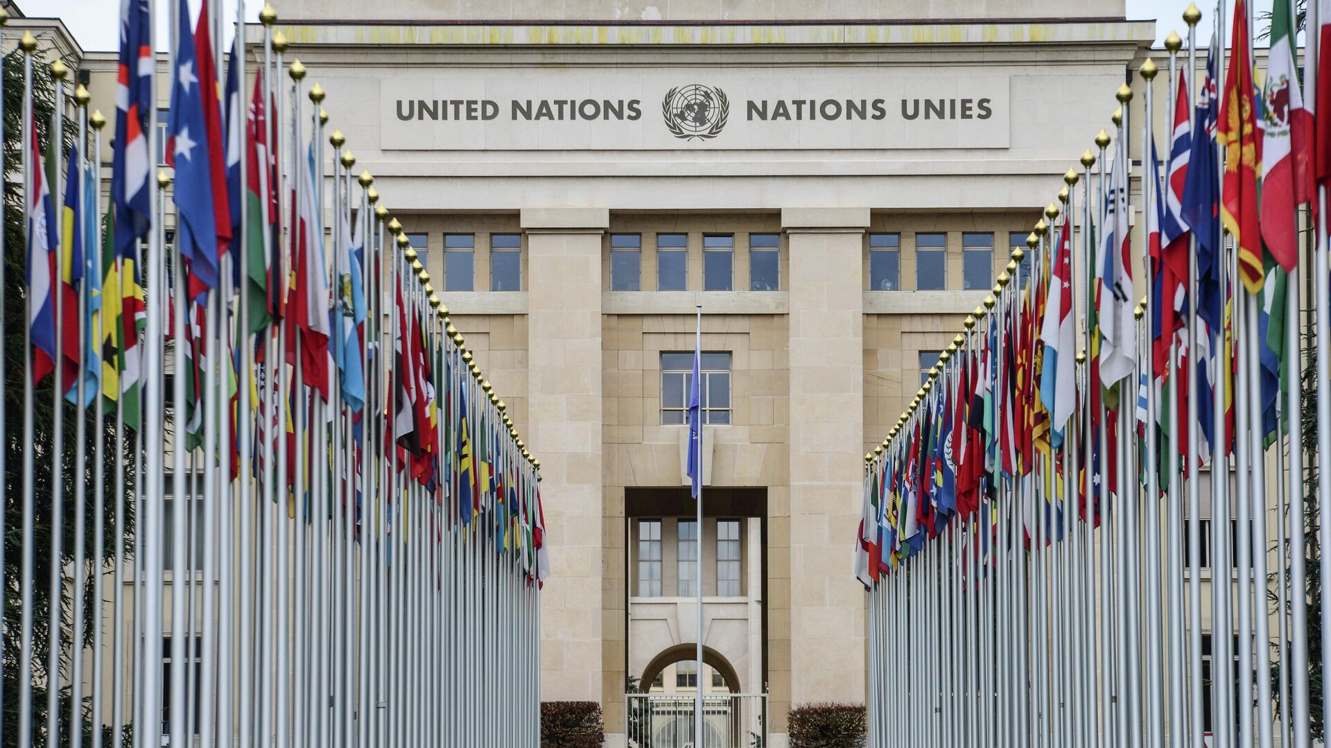 Аллея флагов возле здания Организации Объединённых Наций (ООН) в Женеве. - Sputnik Грузия, 1920, 27.02.2023