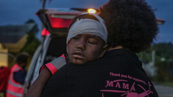 Раненые жители деревни, прибывающие в больницу в Лаэ после эвакуации на вертолете из деревни Вауко после землетрясения силой 7,6 балла, которое произошло у побережья Папуа-Новой Гвинеи - Sputnik Грузия