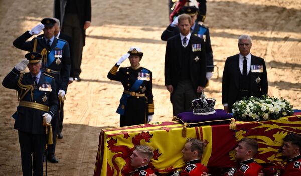 Гроб королевы Великобритании Елизаветы II доставили в Вестминстерский дворец  - Sputnik Грузия