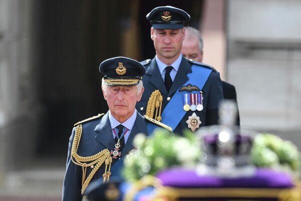 Король Великобритании Карл III и принц Уильям, принц Уэльский, идут за гробом королевы Елизаветы II во время процессии из Букингемского дворца в Вестминстер-холл в Лондоне - Sputnik Грузия