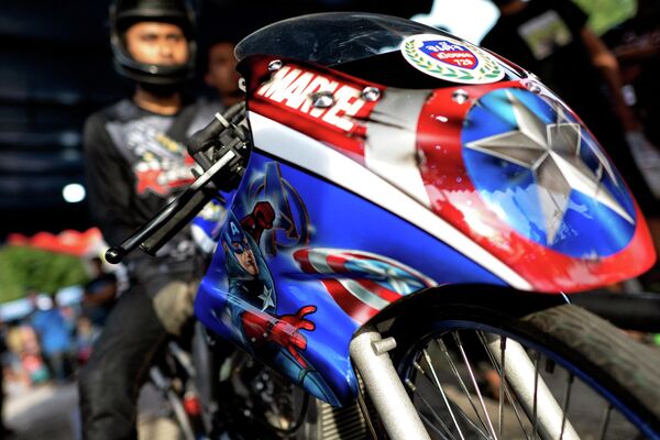 Тайский гонщик на своем мотоцикле, разрисованном  в стиле &quot;Капитана Америки&quot;  - Sputnik Грузия