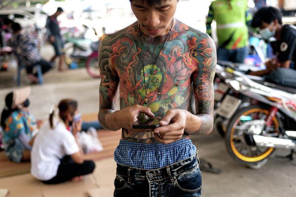 Гонщик с татуированным торсом на соревнованиях NGO Street Drag Race в Таиланде - Sputnik Грузия