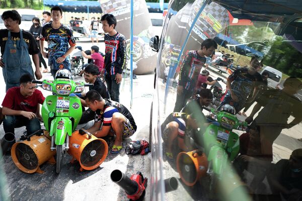 Тайские механики работают над мотоциклом во время соревнований НПО по уличному дрэг-рейсу в таиландской провинции Чонбури - Sputnik Грузия