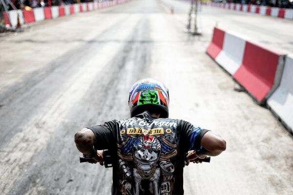 Тайский дрэг-рейсер на своем мотоцикле готовится к старту во время соревнований NGO Street Drag Race в таиландской провинции Чонбури - Sputnik Грузия