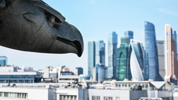 Орел на часовой башне Киевского вокзала в Москве - Sputnik Грузия