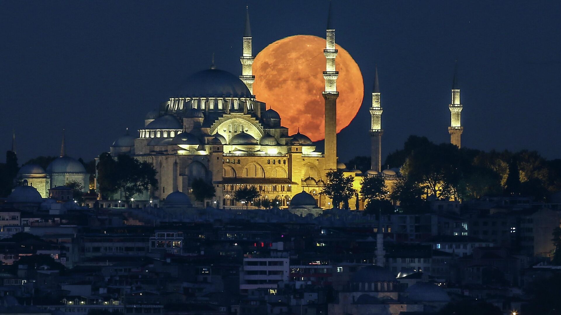 Полная луна заходит за мечетью Сулеймание в Стамбуле, Турция - Sputnik Грузия, 1920, 05.06.2023