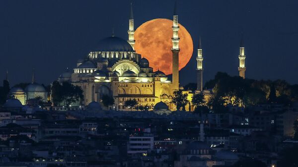 Полная луна заходит за мечетью Сулеймание в Стамбуле, Турция - Sputnik Грузия