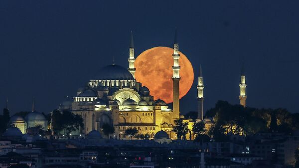 Полная луна заходит за мечетью Сулеймание в Стамбуле, Турция - Sputnik Грузия
